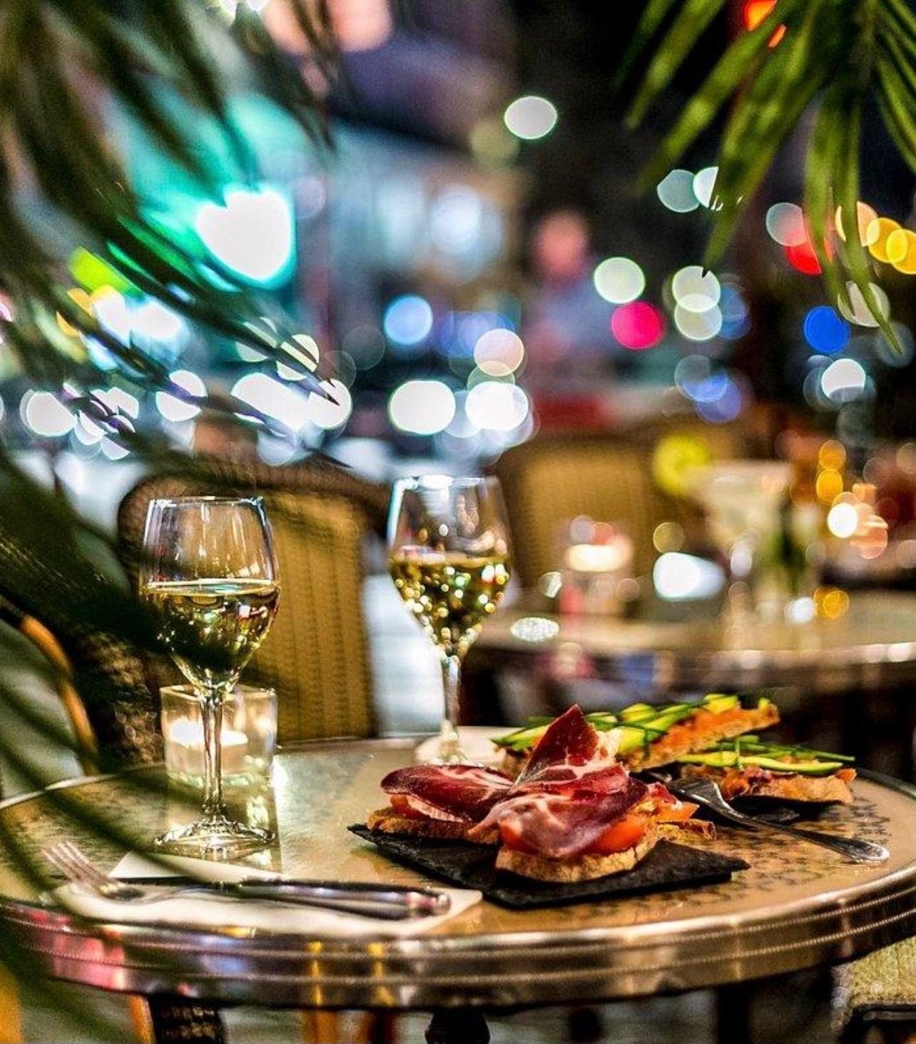 Abendstimmung am Bistrotisch mit Wein und Teller