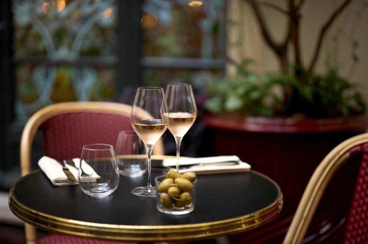 Bistrotisch mit Roséwein und Oliven