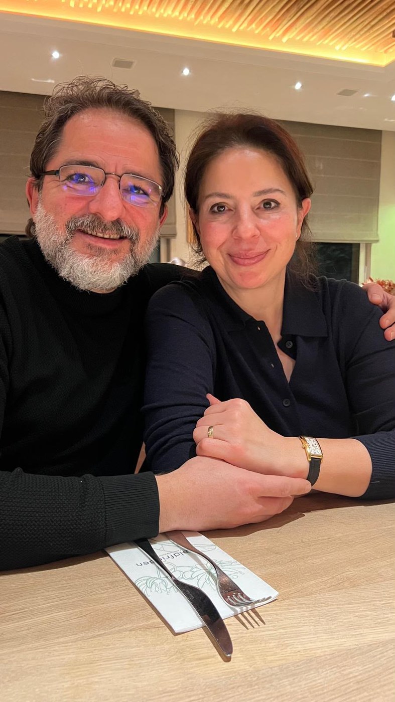 Mehmet und Basak Yigit nebeneinander an einem Tisch