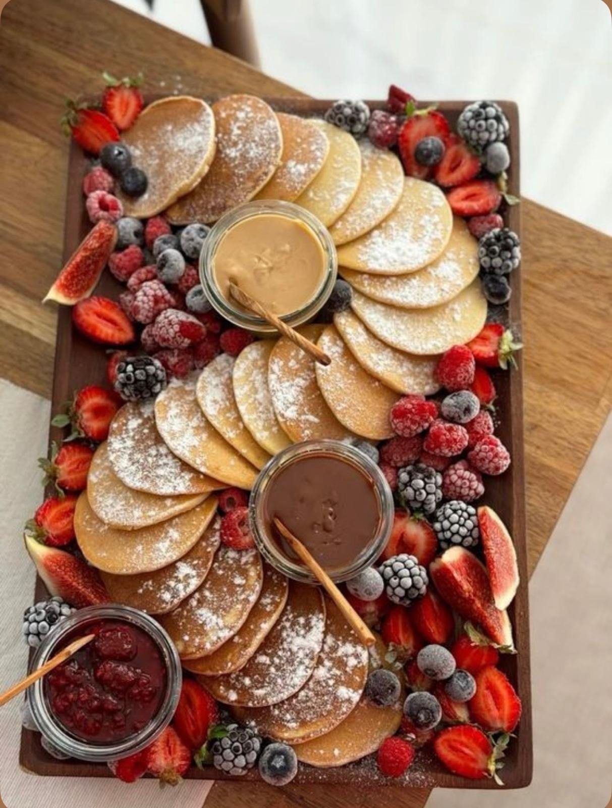 Pancake-Board mit Beeren, Feigen und Saucen