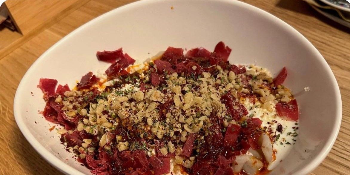 Mantı mit Pastırma und Walnüssen