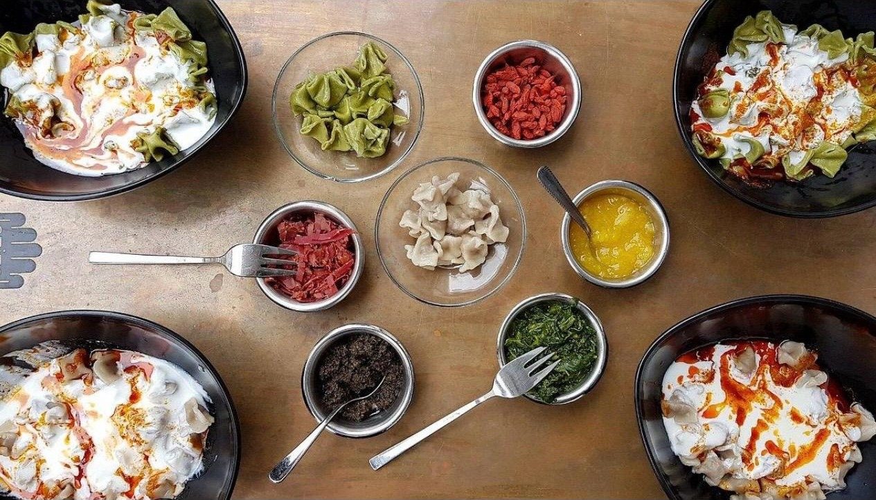Mantı-Schalen mit verschiedenen Toppings von oben