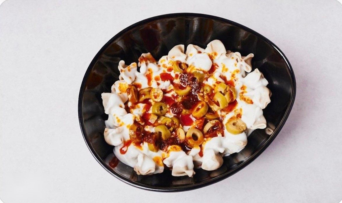 Mantı mit Trüffelcreme und grünen Oliven