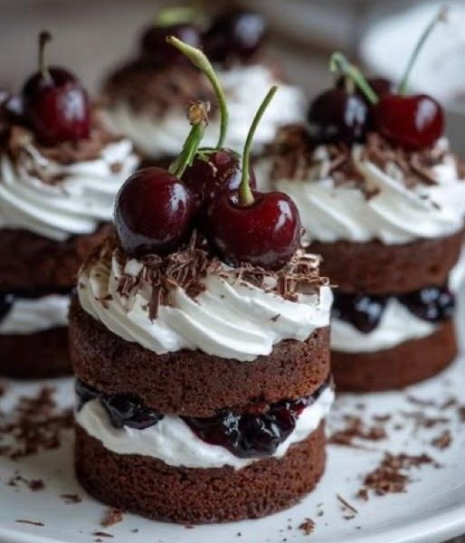 Mini-Schwarzwälder-Torte mit Kirschen